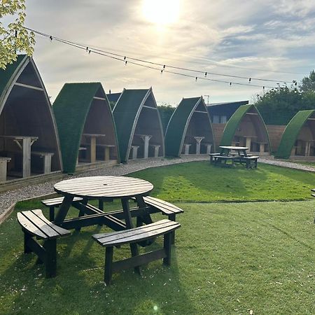 Black Bull Retreat, Barmston With Private Hot Tubs Driffield Екстериор снимка